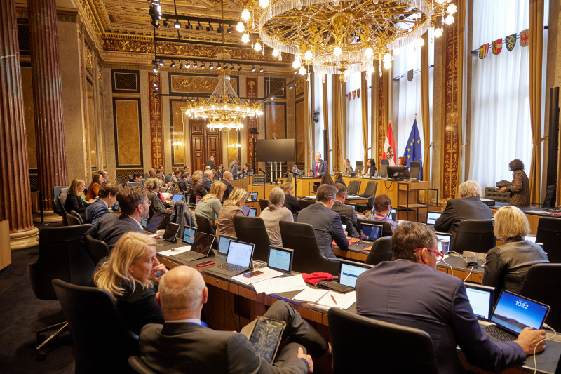 Am Redner:innenpult Bundesrat Karl-Arthur Arlamovsky (NEOS)