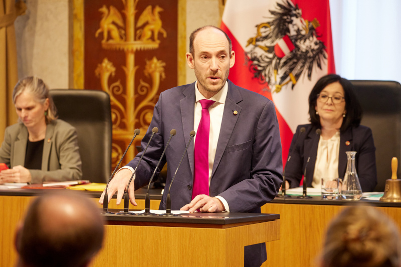 Am Redner:innenpult Bundesrat Karl-Arthur Arlamovsky (NEOS)