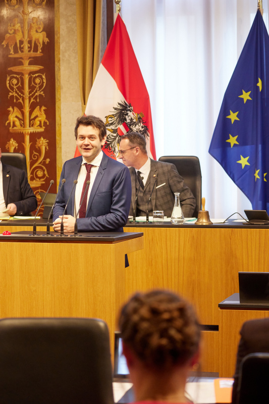 Am Redner:innenpult Bundesrat Sascha Obrecht (SPÖ)