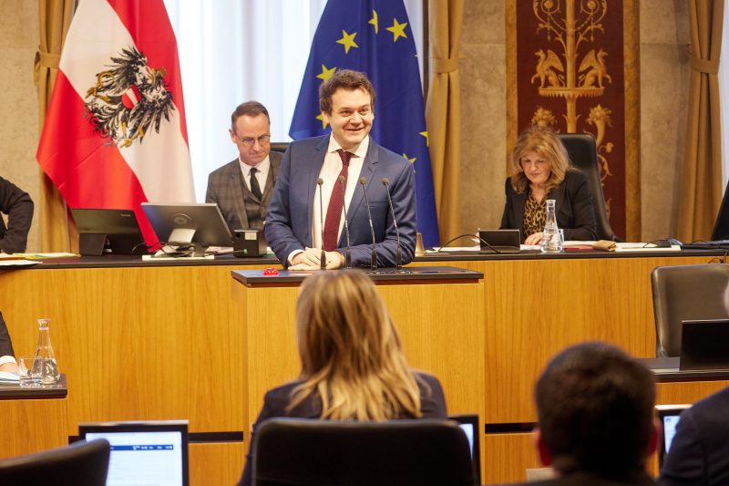 Am Redner:innenpult Bundesrat Sascha Obrecht (SPÖ)