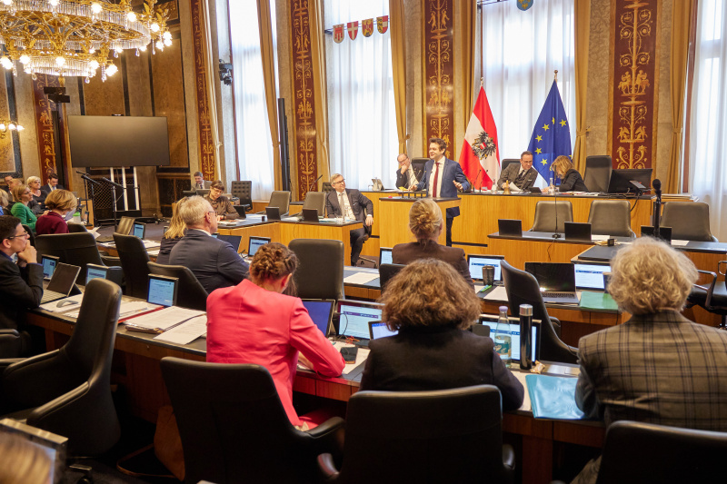 Am Redner:innenpult Bundesrat Sascha Obrecht (SPÖ)