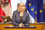 Am Redner:innenpult Bundesrätin Sandra Lassnig (ÖVP)