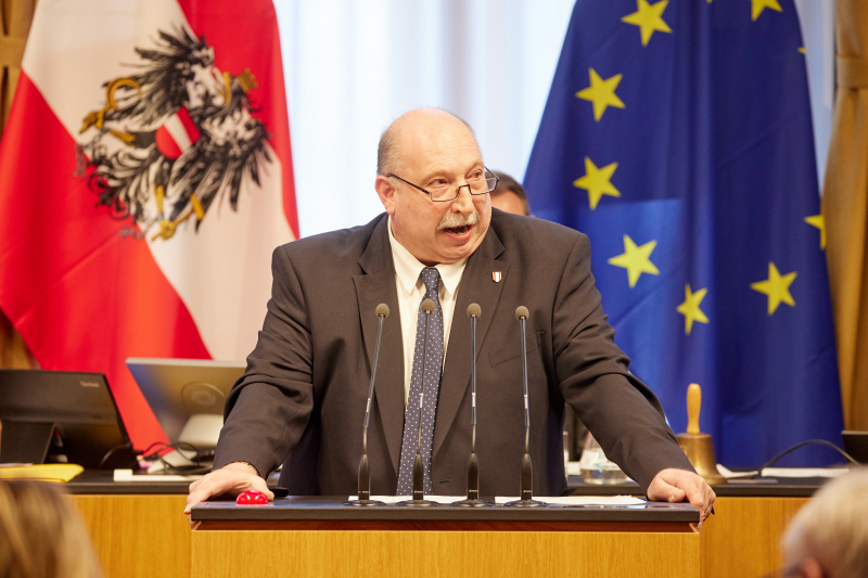 Am Redner:innenpult Bundesrat Michael Bernard (FPÖ)