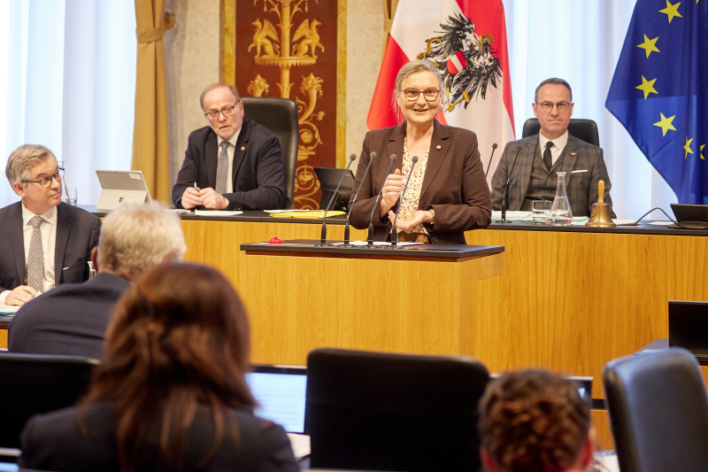 Am Redner:innenpult Bundesrätin Claudia Hauschildt-Buschberger (GRÜNE)