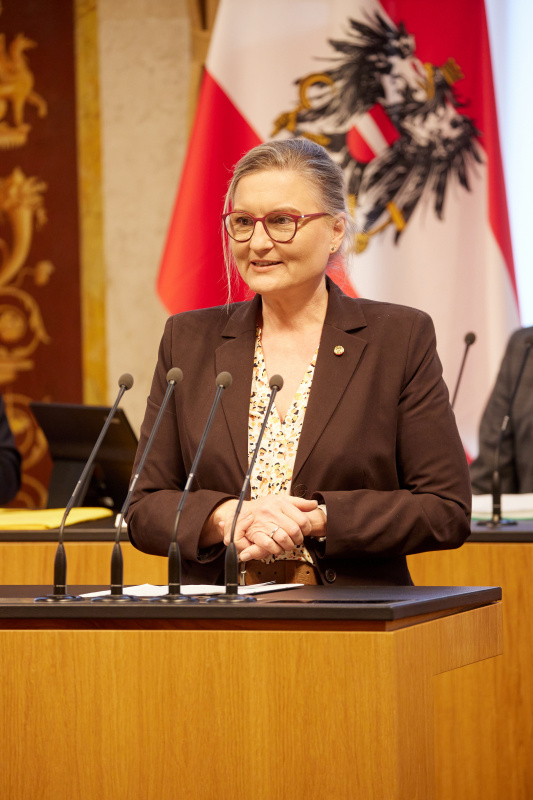 Am Redner:innenpult Bundesrätin Claudia Hauschildt-Buschberger (GRÜNE)