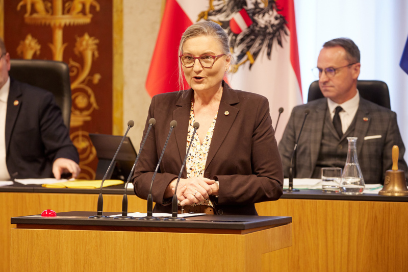 Am Redner:innenpult Bundesrätin Claudia Hauschildt-Buschberger (GRÜNE)