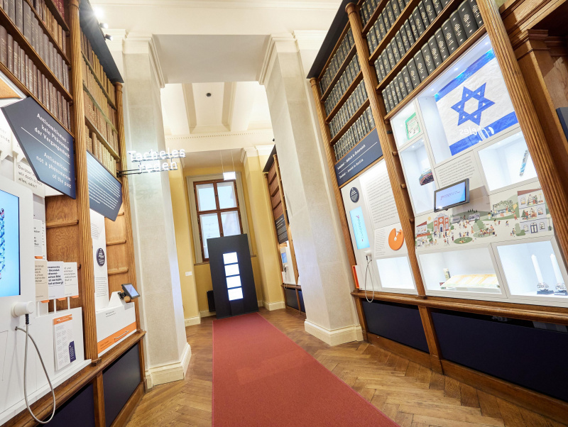Auf dem Foto zu sehen ist die Bibliothek des Parlaments mit Teilen der Antisemitismus-Ausstellung „Tacheles reden. Antisemitismus – Gefahr für die Demokratie".  
