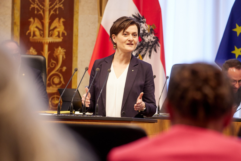 Am Redner:innenpult Bundesrätin Barbara Prügl (ÖVP)