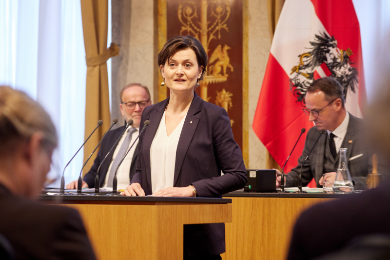 Am Redner:innenpult Bundesrätin Barbara Prügl (ÖVP)