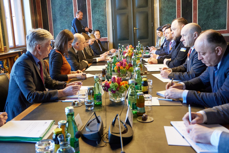 Arbeitsgespräch. Linke Seite österreichische Delegation mit Nationalratspräsident Wolfgang Sobotka (ÖVP) (3. von links). Rechte Seite Delegation aus der Ukraine mit Präsident der Werchowna Rada der Ukraine Ruslan Stefantschuk (4. von rechts).