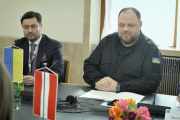 Von rechts: Vorsitzender der Werchowna Rada der Ukraine Ruslan Stefanchuk, Delegationsmitglied