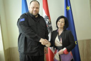 Fahnenfoto. Von links: Vorsitzender der Werchowna Rada der Ukraine Ruslan Stefanchuk, Bundesratspräsidentin Margit Göll (ÖVP)
