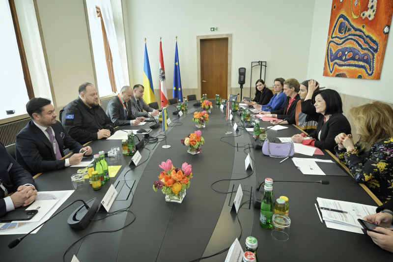 Aussprache. Rechte Tischhälfte: österreichische Delegation mit Bundesratspräsidentin Margit Göll (ÖVP) (2. von rechts). Linke Tischhälfte: ukrainische Delegation mit dem Vorsitzenden der Werchowna Rada der Ukraine Ruslan Stefanchuk (2. von links)