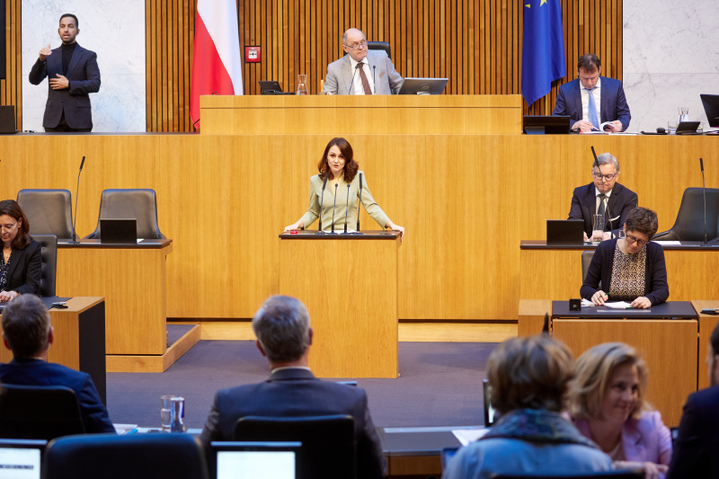 Am Rednerpult Nationalratsabgeordnete Corinna Scharzenberger (ÖVP)