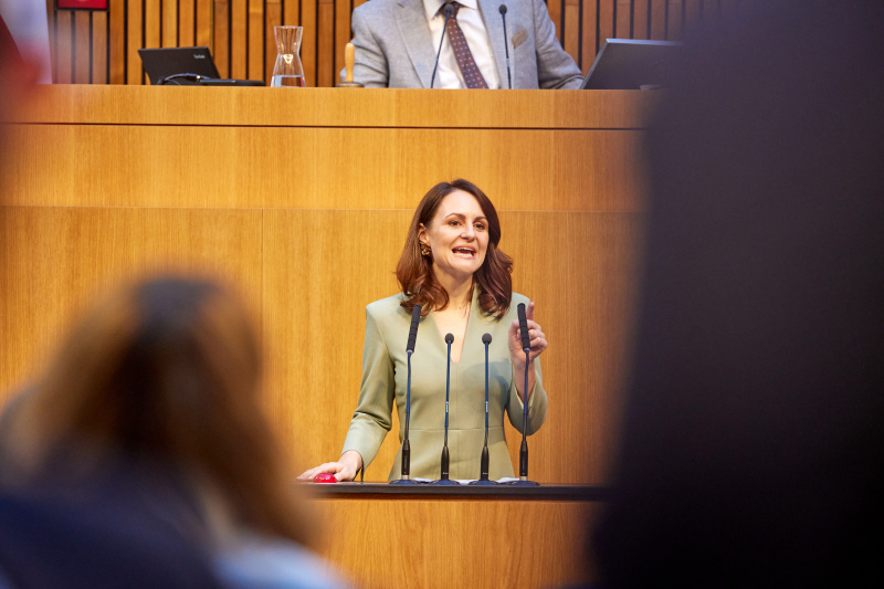 Am Rednerpult Nationalratsabgeordnete Corinna Scharzenberger (ÖVP)