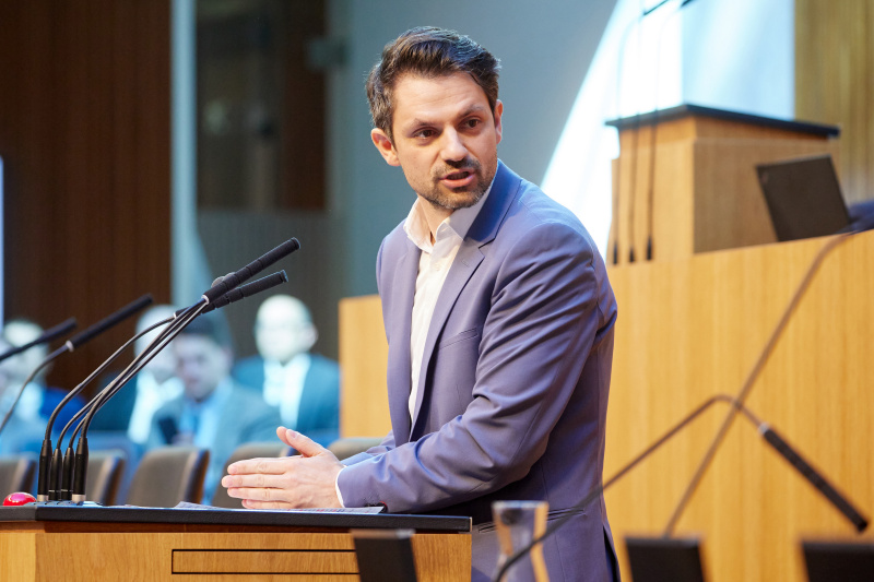 Am Rednerpult Nationalratsabgeordneter Jakob Schwarz (GRÜNE)