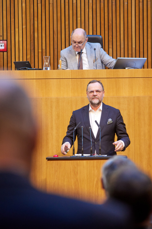 Am Rednerpult Nationalratsabgeordneter Josef Schellhorn (NEOS)