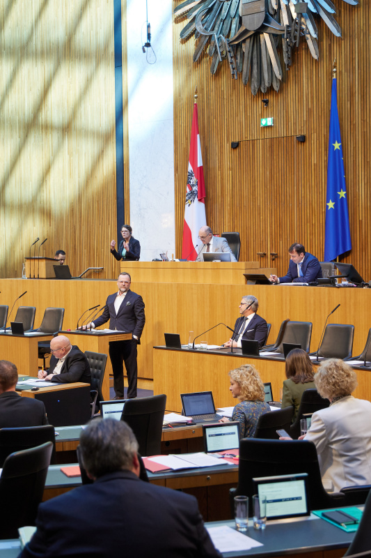 Am Rednerpult Nationalratsabgeordneter Josef Schellhorn (NEOS)