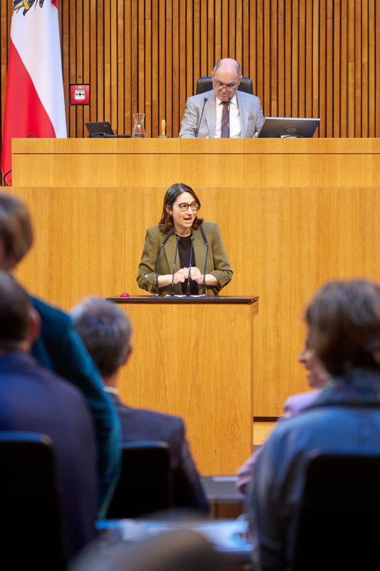 Am Rednerpult Nationalratsabgeordnete Julia Elisabeth Herr (SPÖ)