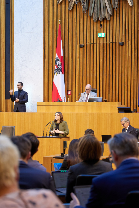 Am Rednerpult Nationalratsabgeordnete Julia Elisabeth Herr (SPÖ)