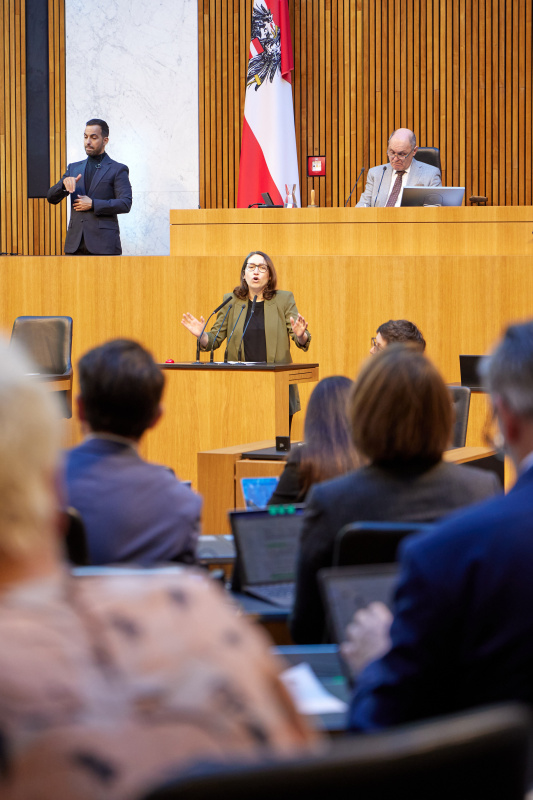 Am Rednerpult Nationalratsabgeordnete Julia Elisabeth Herr (SPÖ)