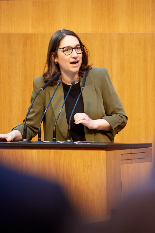 Am Rednerpult Nationalratsabgeordnete Julia Elisabeth Herr (SPÖ)