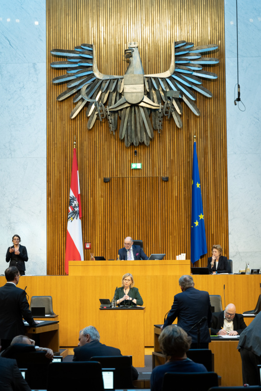 Umweltministerin Leonore Gewessler (GRÜNE) am Redner:innenpult, Nationalratspräsident Wolfgang Sobotka (ÖVP) am Präsidium