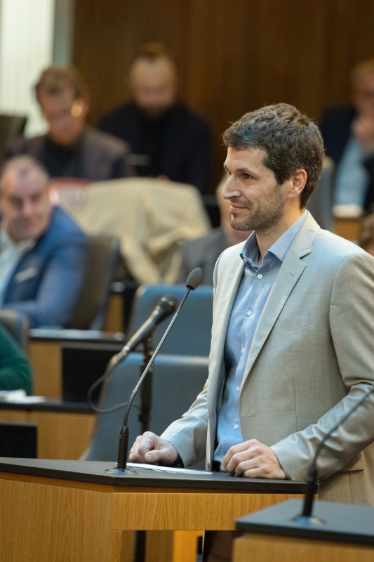 Nationalratsabgeordneter Lukas Hammer (GRÜNE) am Redner:innenpult