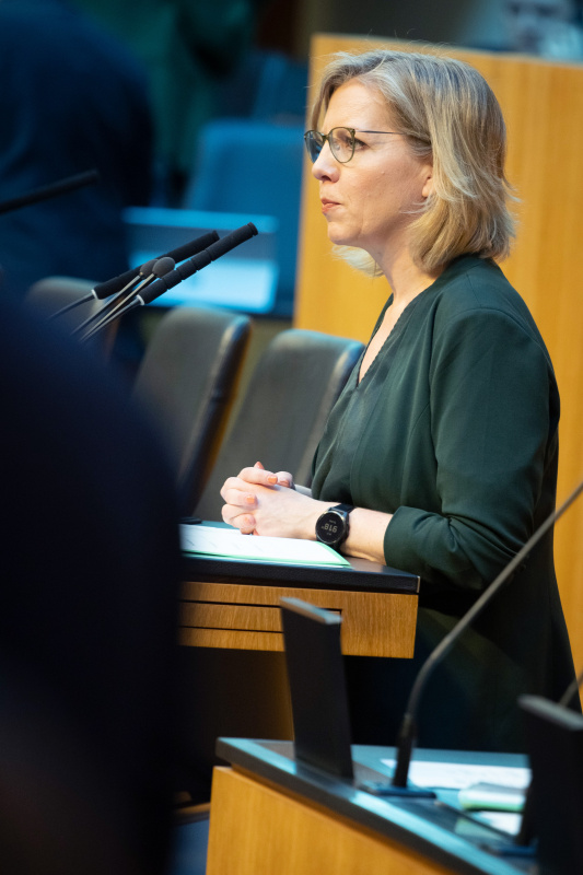 Umweltministerin Leonore Gewessler (GRÜNE) am Redner:innenpult