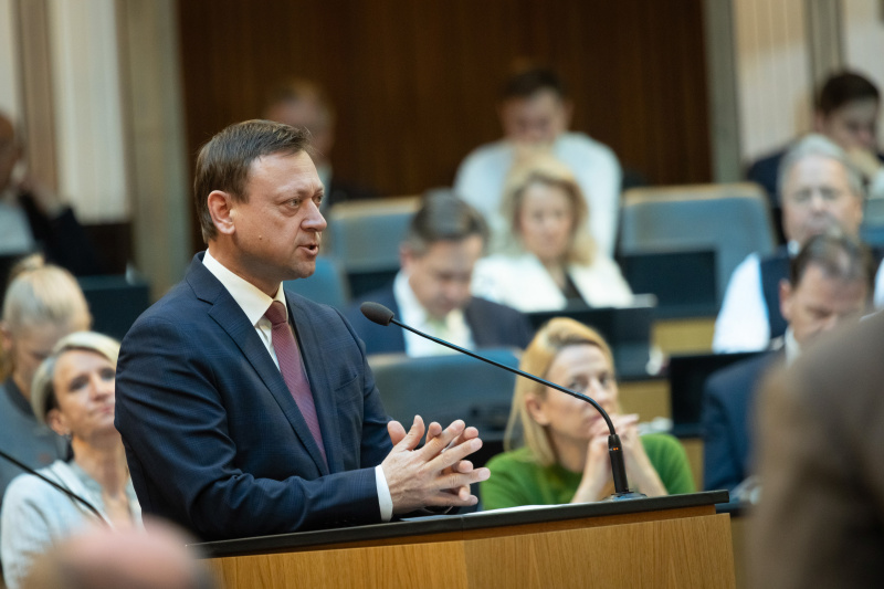 Nationalratsabgeordneter Johann Höfinger (ÖVP) am Render:innenpult