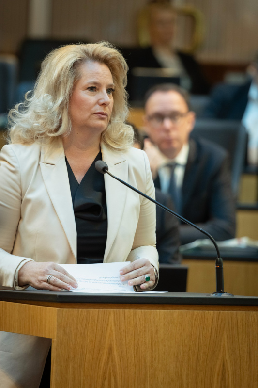 Nationalratsabgeordnete Rebecca Kirchbaumer (ÖVP) am Redner:innenpult