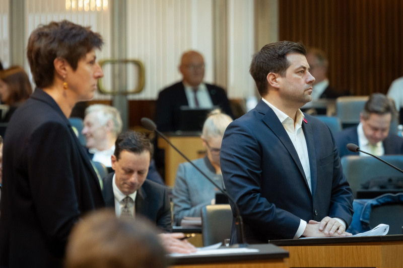 Von rechts: Nationalratsabgeordneter Michael Bernhard (NEOS), Nationalratsabgeordnete Astrid Rössler (GRÜNE) am Redner:innenpult