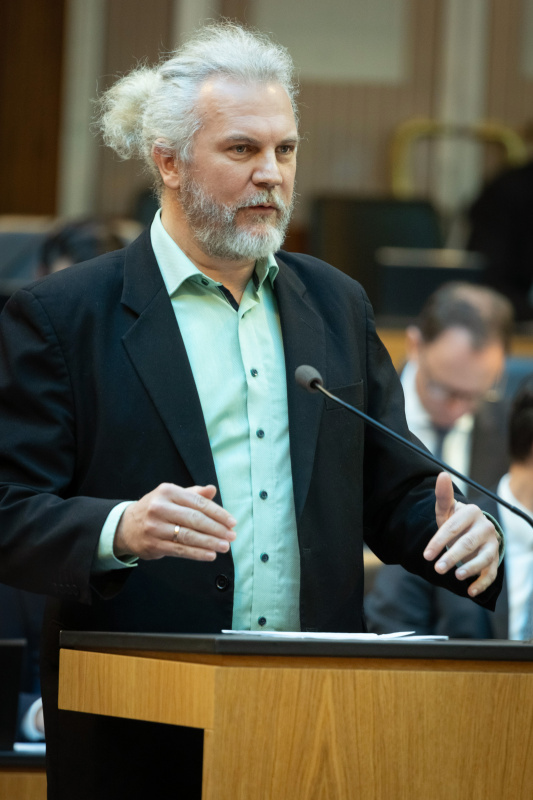 Nationalratsabgeordneter Martin Litschauer (GRÜNE) am Redner:innenpult