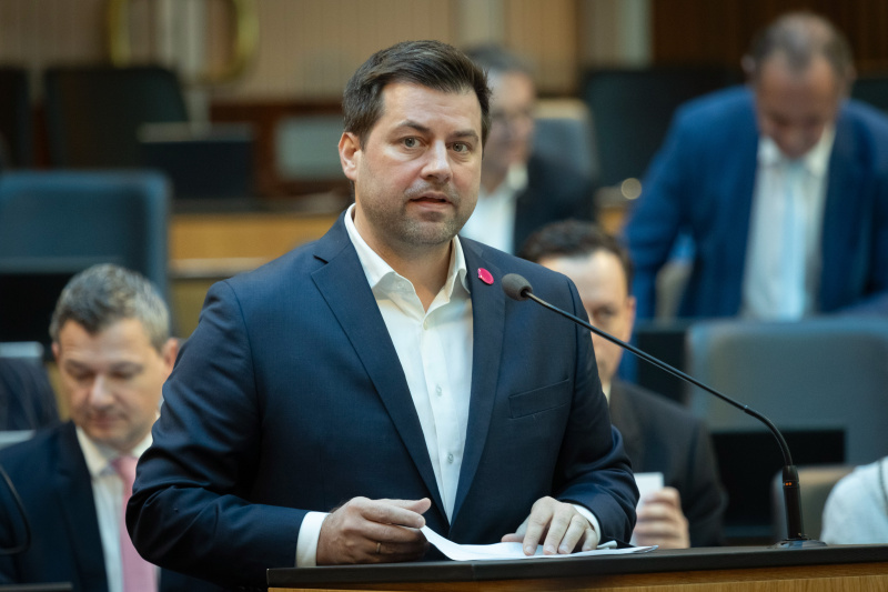 Nationalratsabgeordneter Michael Bernhard (NEOS) am Redner:innenpult