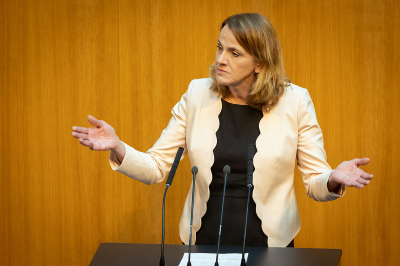 Nationalratsabgeordnete Dagmar Belakowitsch (FPÖ) am Redner:innenpult