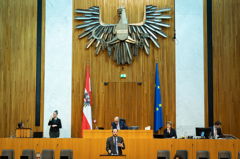 Nationalratsabgeordneter Nikolaus Scherak (NEOS) am Redner:innenpult, am Präsidium Nationalratspräsident Wolfgang Sobotka (ÖVP)