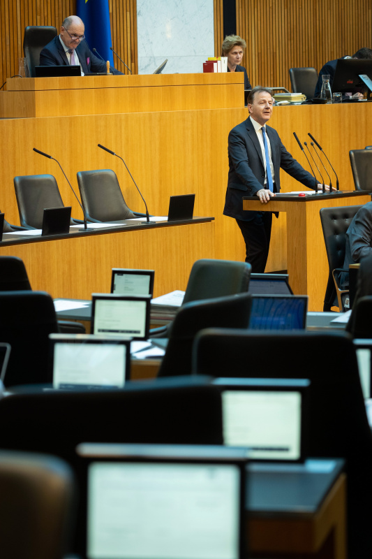 Nationalratsabgeordneter Nikolaus Berlakovich (ÖVP) am Redner:innenpult
