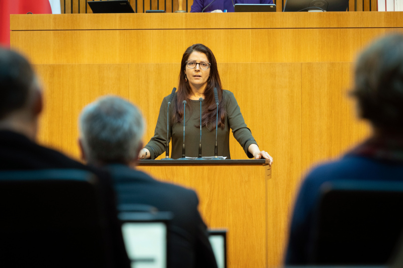 Nationalratsabgeordnete Muna Duzdar (SPÖ) am Redner:innenpult