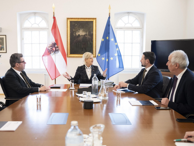 Am 12. März 2024 überreichte das Präsidium der Parlamentarischen Bundesheerkommission den Jahresbericht PBHK 2023 an die Frau Bundesministerin für Landesverteidigung Mag. Klaudia Tanner