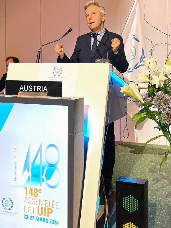 Am Rednerpult Nationalratsabgeordneter Reinhold Lopatka (ÖVP)