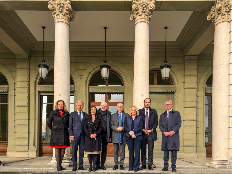 Von links: Botschafterin Désirée Schweitzer, Nationalratsabgeordneter Reinhold Lopatka (ÖVP), Nationalratsabgeordnete Ewa Ernst-Dziedzic (GRÜNE), Nationalratsabgeordneter Martin Graf (FPÖ), Hoher Kommissar der Vereinten Nationen Volker Türk, Zweite Nationalratspräsidentin Doirs Bures (SPÖ), Nationalratsabgeordneter Nikolaus Scherak (NEOS), Parlamentsvizedirektor Alexis Wintoniak