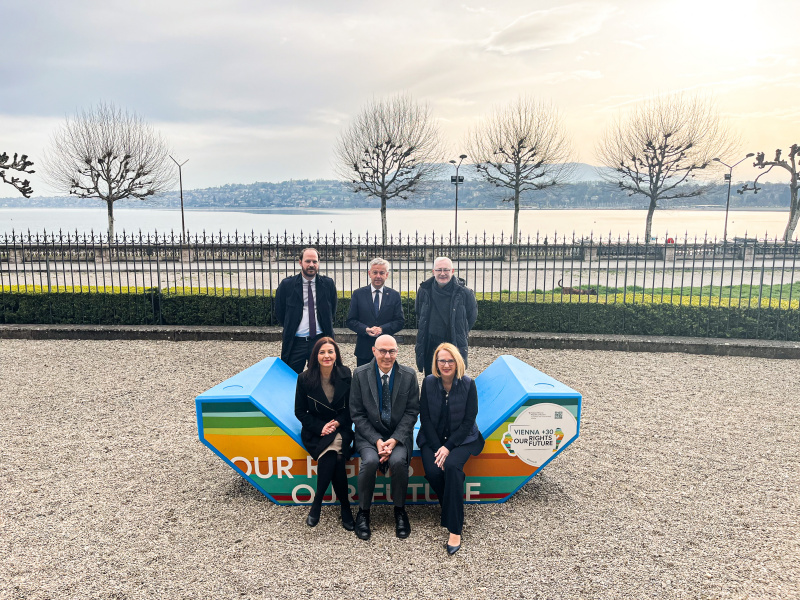 Erste Reihe von links: Nationalratsabgeordnete Ewa Ernst-Dziedzic (GRÜNE), Hoher Kommissar der Vereinten Nationen Volker Türk, Zweite Nationalratspräsidentin Doirs Bures (SPÖ). Zweite Reihe von links: Nationalratsabgeordneter Nikolaus Scherak (NEOS), Nationalratsabgeordneter Reinhold Lopatka (ÖVP), Nationalratsabgeordneter Martin Graf (FPÖ)