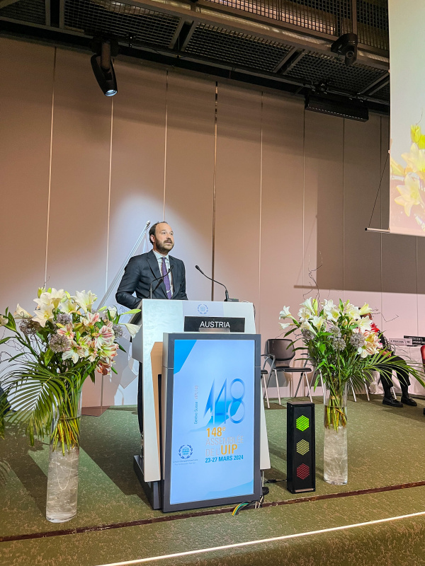 Am Rednerpult Nationalratsabgeordneter Nikolaus Scherak (NEOS)