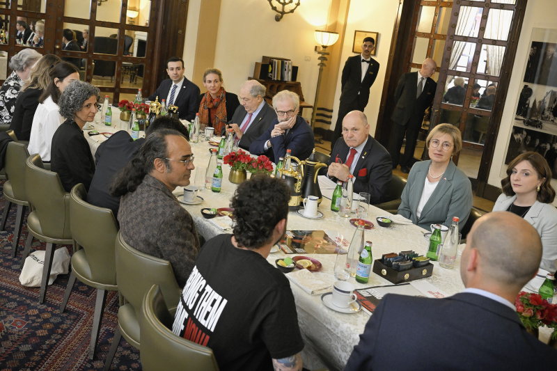 Treffen mit Familienangehörigen der Geiseln. Rechte Tischhälfte Österreichische Delegation mit Nationalratspräsident Wolfgang Sobotka (ÖVP) (3. von rechts) und Nationalratsabgeordneter Michaela Steinacker (ÖVP) (2. von rechts)