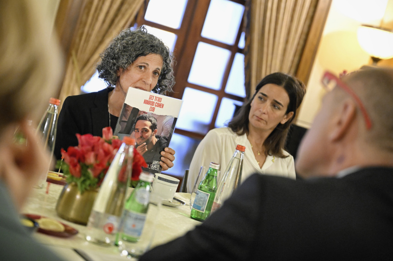 Treffen mit Familienangehörigen der Geiseln