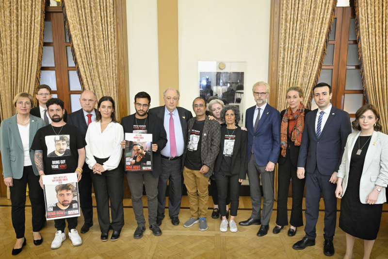 Treffen mit Familienangehörigen der Geiseln. Gruppenfoto mit der Österreichischen Delegation mit Nationalratspräsident Wolfgang Sobotka (ÖVP) (4. von links) und  Nationalratsabgeordneter Michaela Steinacker (ÖVP) (1. von links)