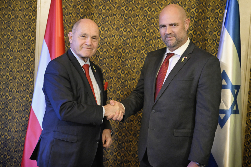 Fahnenfoto. Von links: Nationalratspräsident Wolfgang Sobotka (ÖVP), Knessetsprecher Amir Ohana