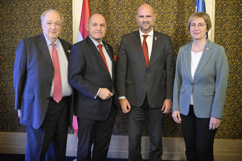 Fahnenfoto. Von links: Präsident des Europäischen Jüdischen Kongresses Ariel Muzicant, Nationalratspräsident Wolfgang Sobotka (ÖVP), Knessetsprecher Amir Ohana, Nationalratsabgeordnete Michaela Steinacker (ÖVP)