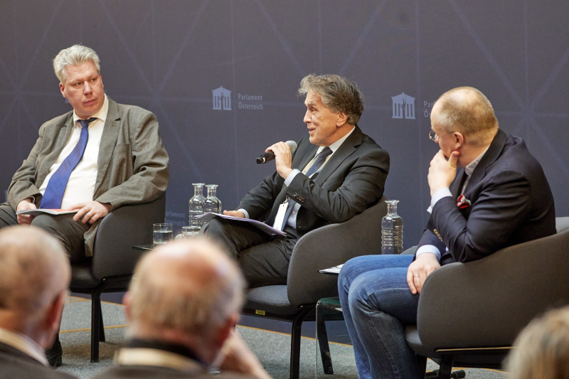 Kamingespräch. Von links: Ulrich Arnswald Rheinland-Pfälzische Technische Universität (RPTU) Kaiserslautern-Landau, Direktor der Diplomatischen Akademie Wien Emil Brix, Genealoge Georg Gaugusch