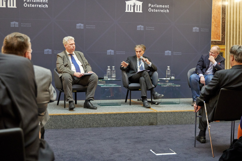 Kamingespräch. Von links: Ulrich Arnswald Rheinland-Pfälzische Technische Universität (RPTU) Kaiserslautern-Landau, Direktor der Diplomatischen Akademie Wien Emil Brix, Genealoge Georg Gaugusch